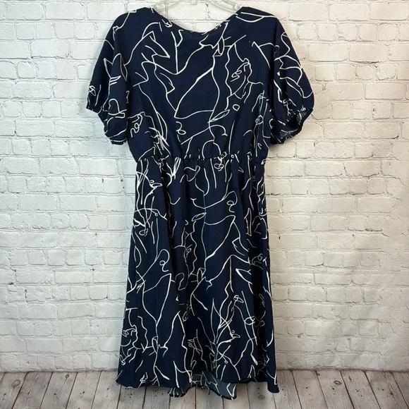 BloomChic Navy & White Graphic Design Elastic Trim Puff Sleeve Dress Size Medium - Picture 7 of 7